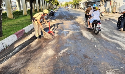 Nghị định 168 - Lỗi trừ 2 điểm GPLX ô tô và xe máy: Đổ dầu nhớt, chất gây trơn trượt trên đường